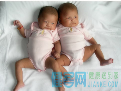 雙胞胎女兒患罕見眼病