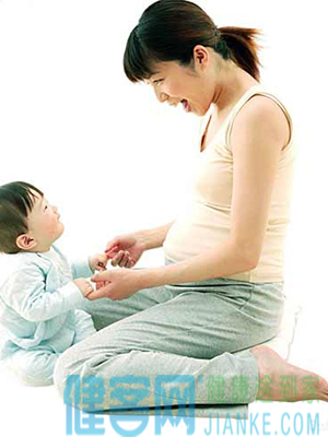 兒子患上自閉癥媽媽進課堂陪讀